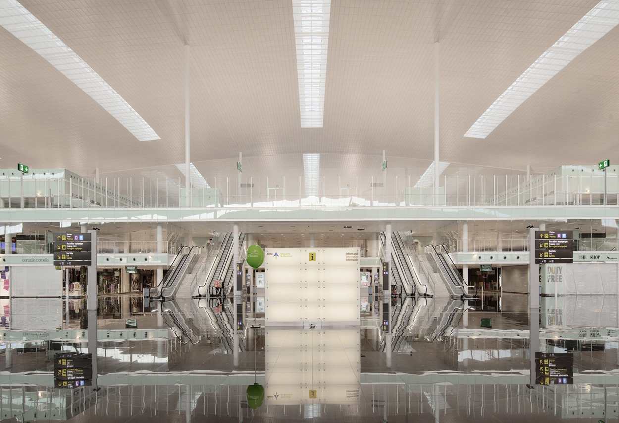 Barcelona El Prat Airport main entrance - building lighting design