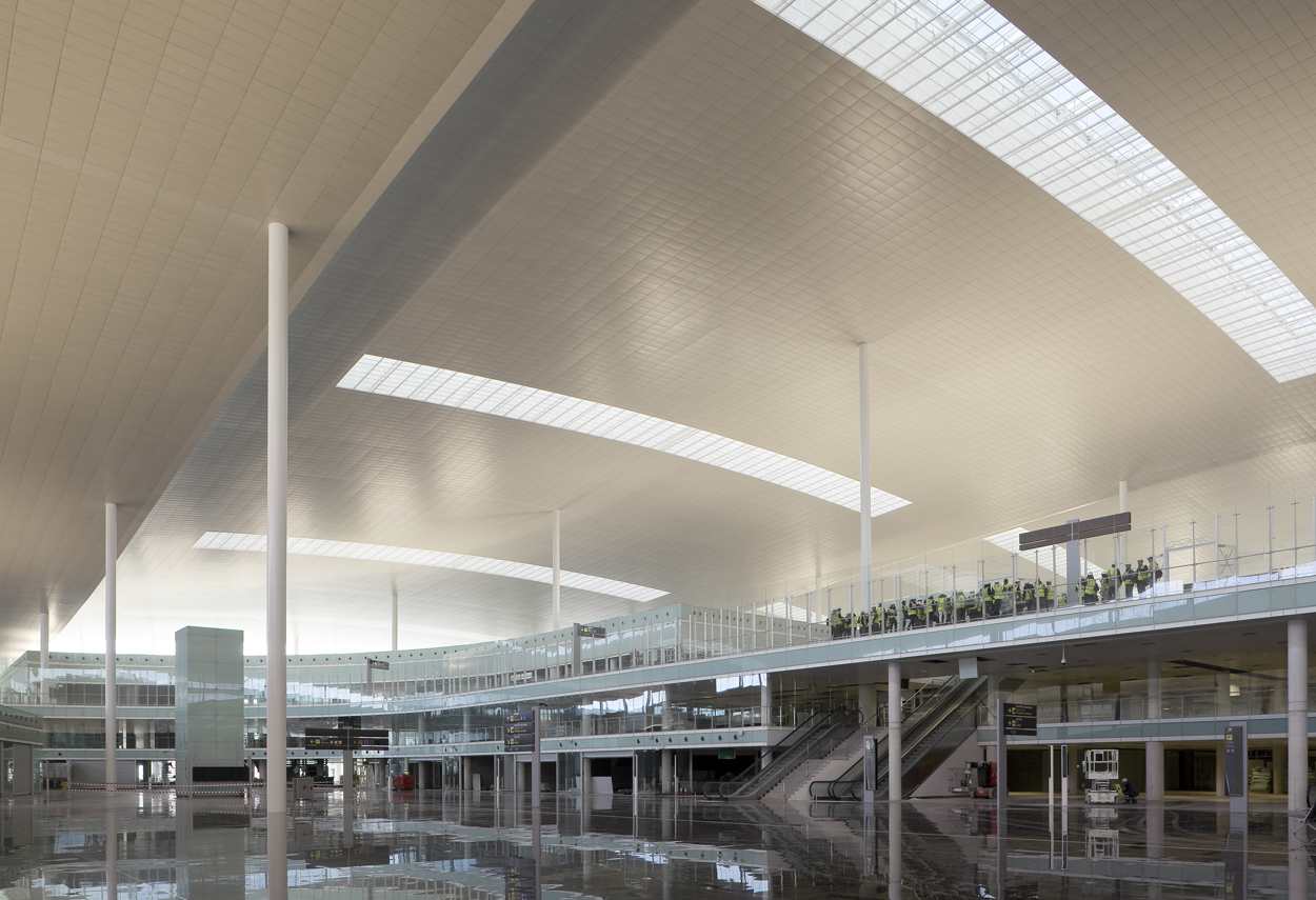 Barcelona El Prat Airport global view - building lighting design