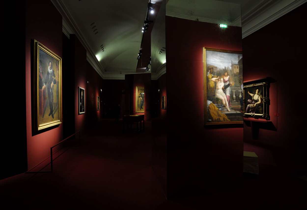 Royal Palace Artemisia Gentileschi Exhibition main room - museum lighting design