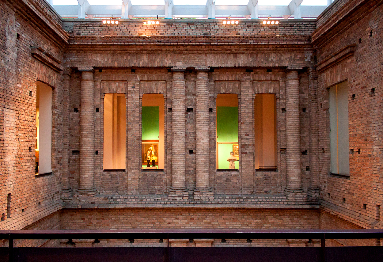 Front view of the windows of the picture gallery
