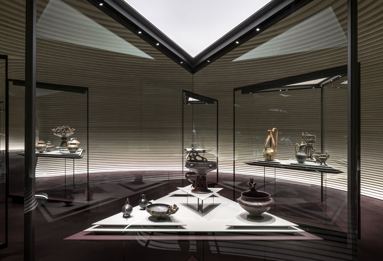 The lighting of the works inside the display cases