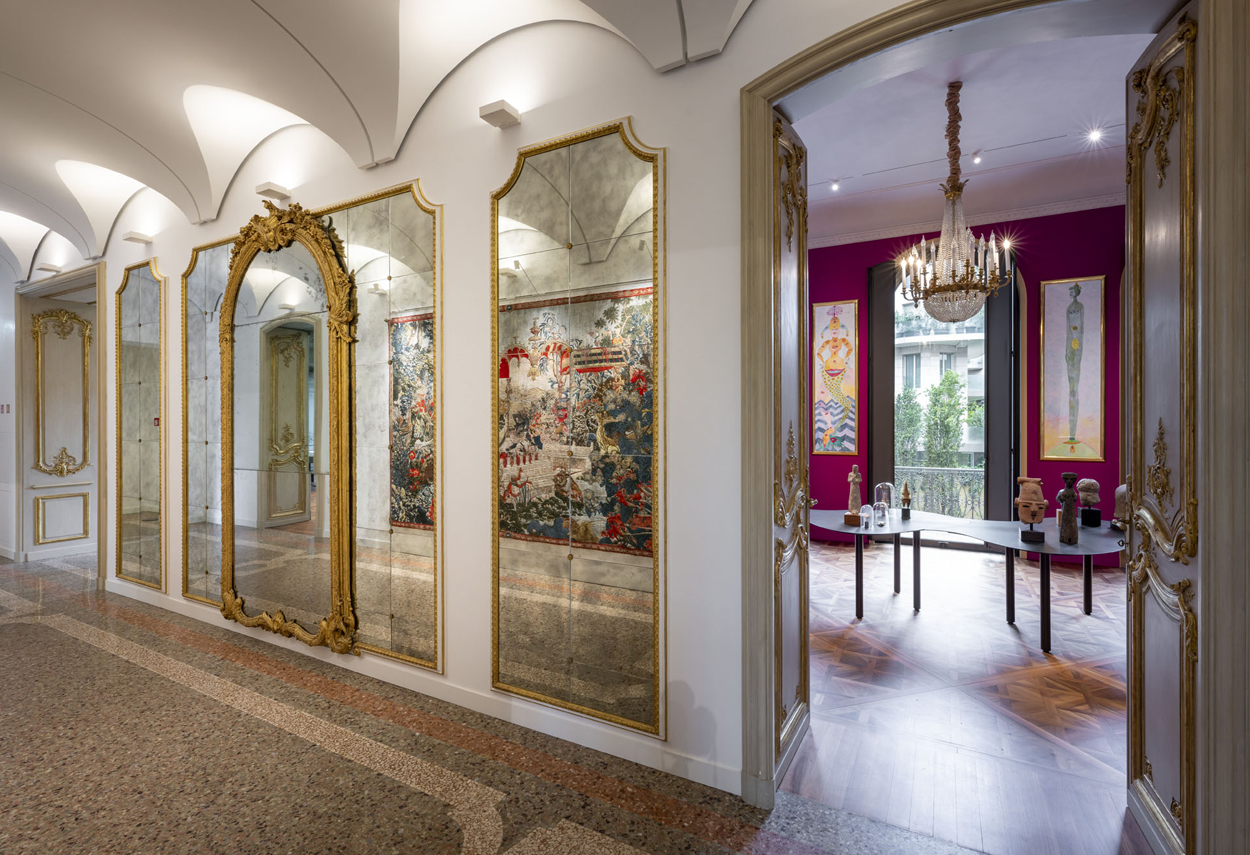 The lighting adopted in the halls of the building