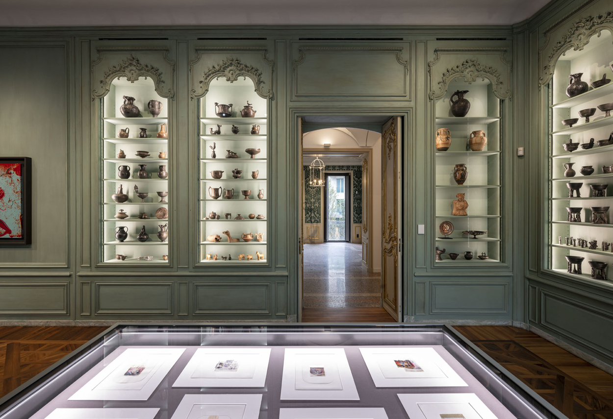The niches and the boiserie with lighting that highlights the artistic artifacts