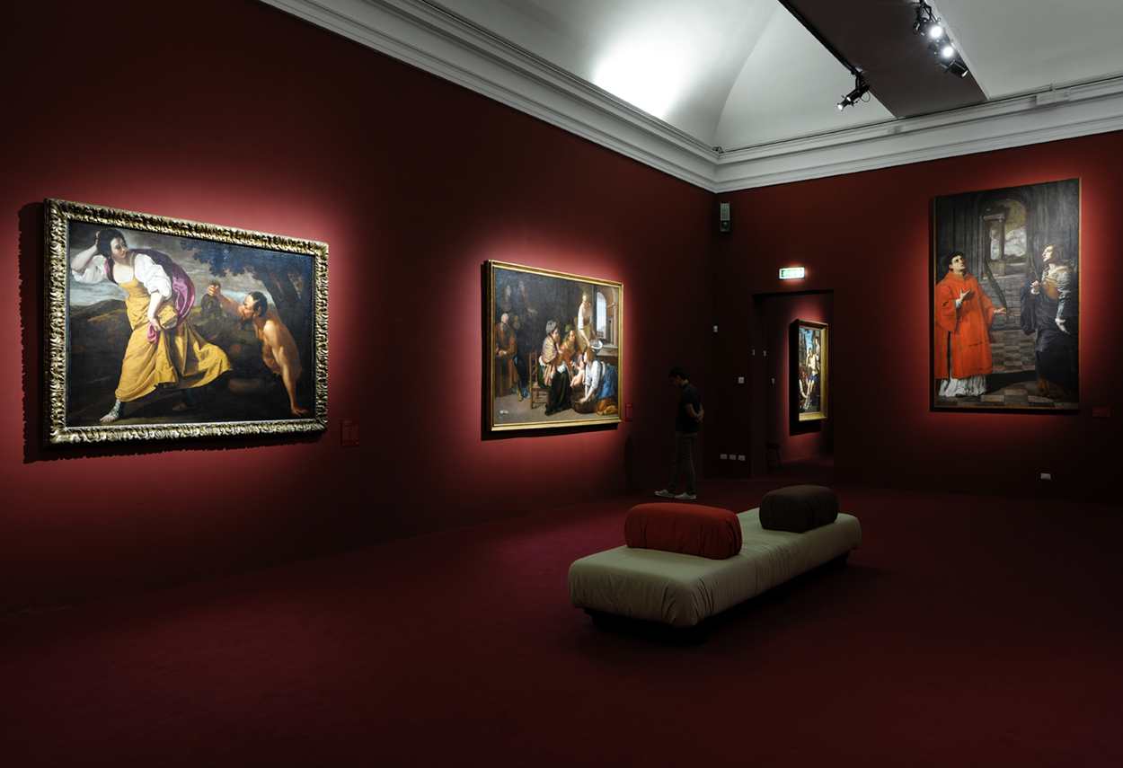 Royal Palace Artemisia Gentileschi Exhibition sala con visitatore - illuminazione musei