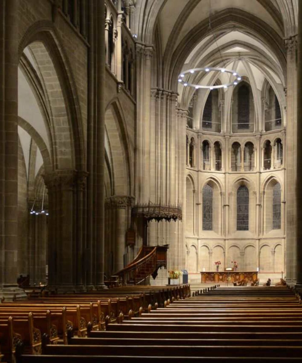 Switzerland Geneva Saint-Pierre Cathedral altare visto dall'ingresso - illuminazione musei