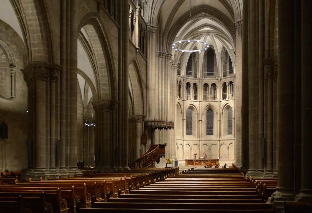 Switzerland Geneva Saint-Pierre Cathedral altare visto dall'ingresso - illuminazione musei