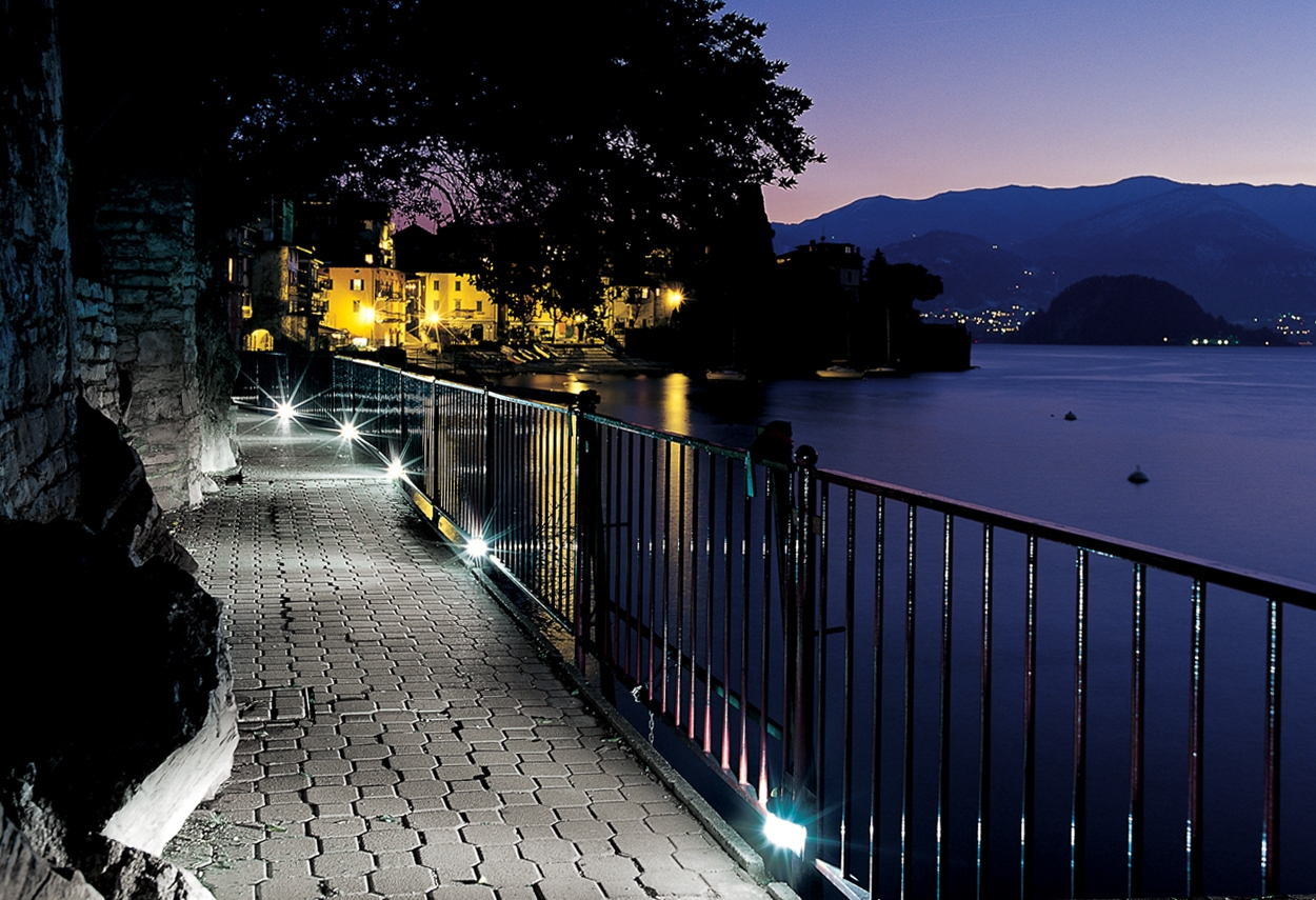 Vista sui palazzi del lungolago di Varenna illuminato