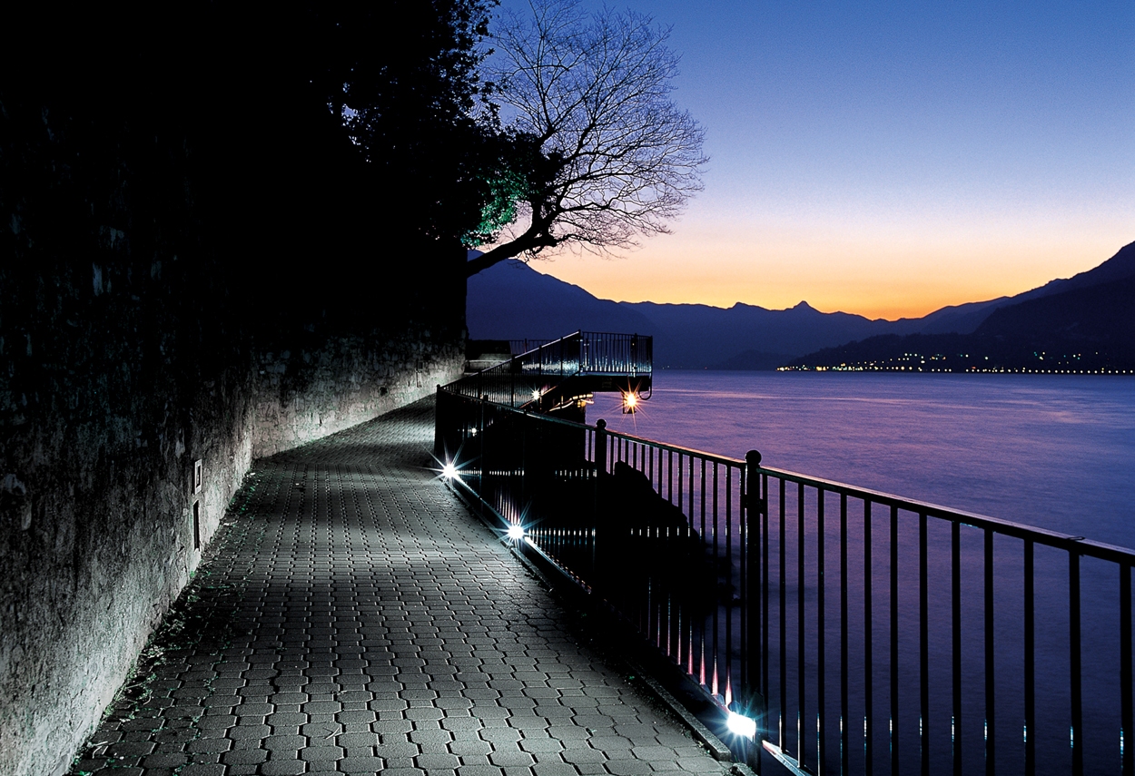 Il tramonto sul lungolago di Varenna illuminato con i LED