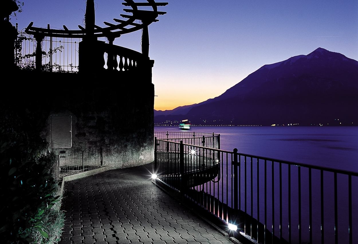 I faretti che illuminano il lungolago