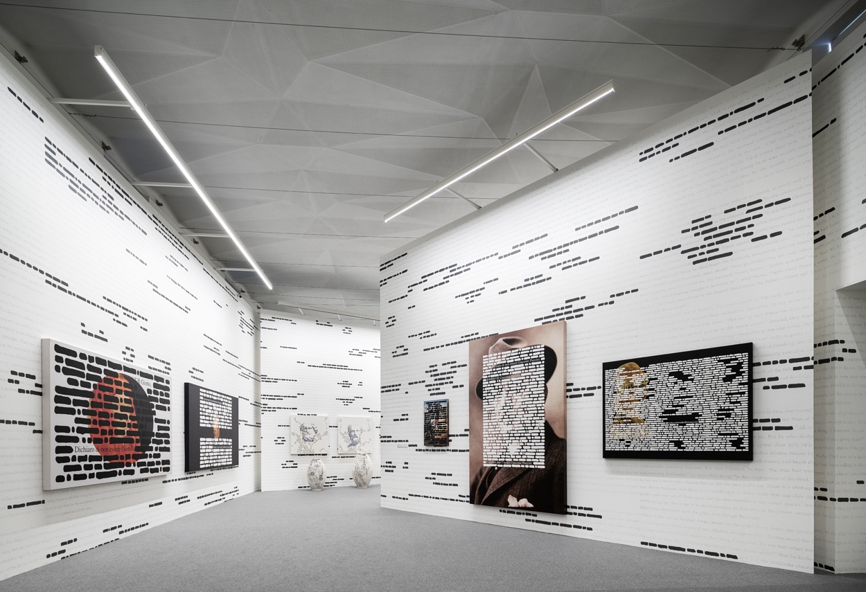L'illuminazione adottata per il percorso espositivo della Mostra Isgrò