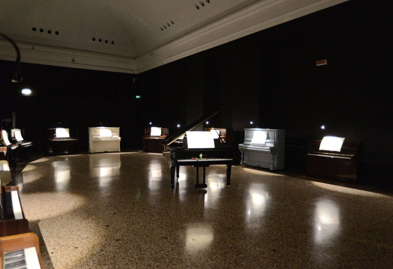 Mostra Isgrò a Palazzo Reale, vista sala con illuminazione notturna