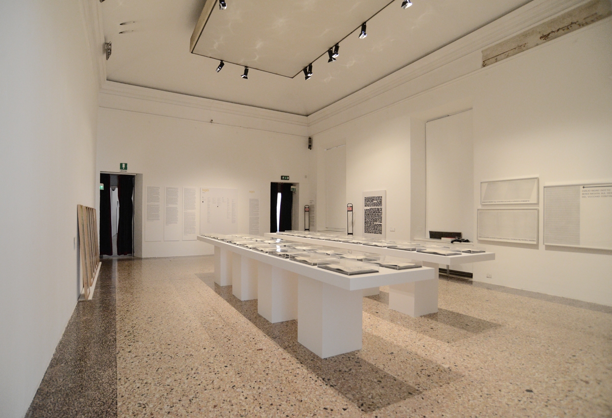 Mostra Isgrò a Palazzo Reale, la sala con i corpi illuminanti a soffitto