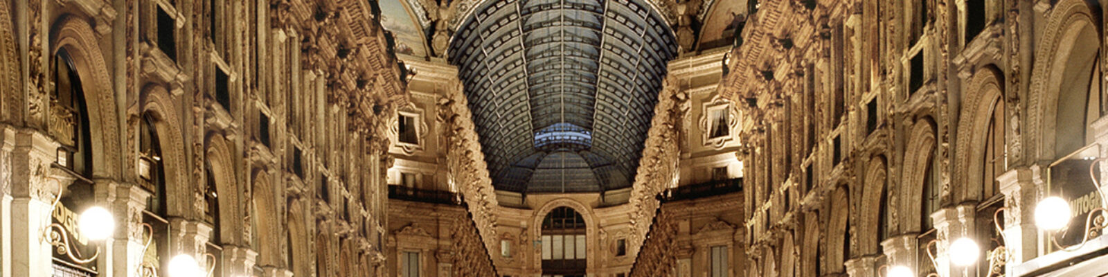 Vista centrale della Galleria Vittorio Emanuele illuminata
