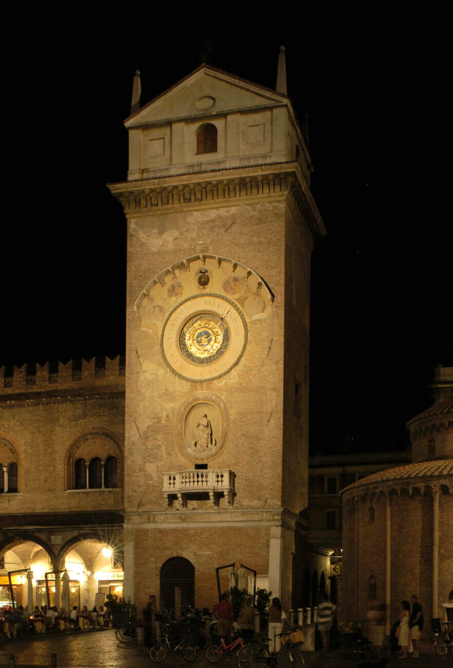 Il campanile con l'illuminazione che ne esalta i dettagli