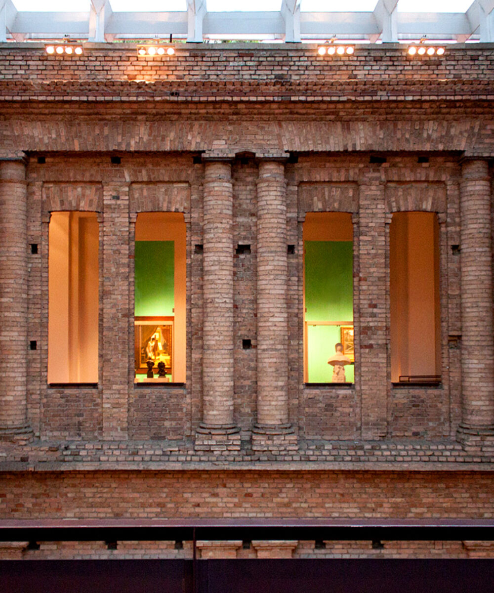 Vista frontale delle finestre della pinacoteca
