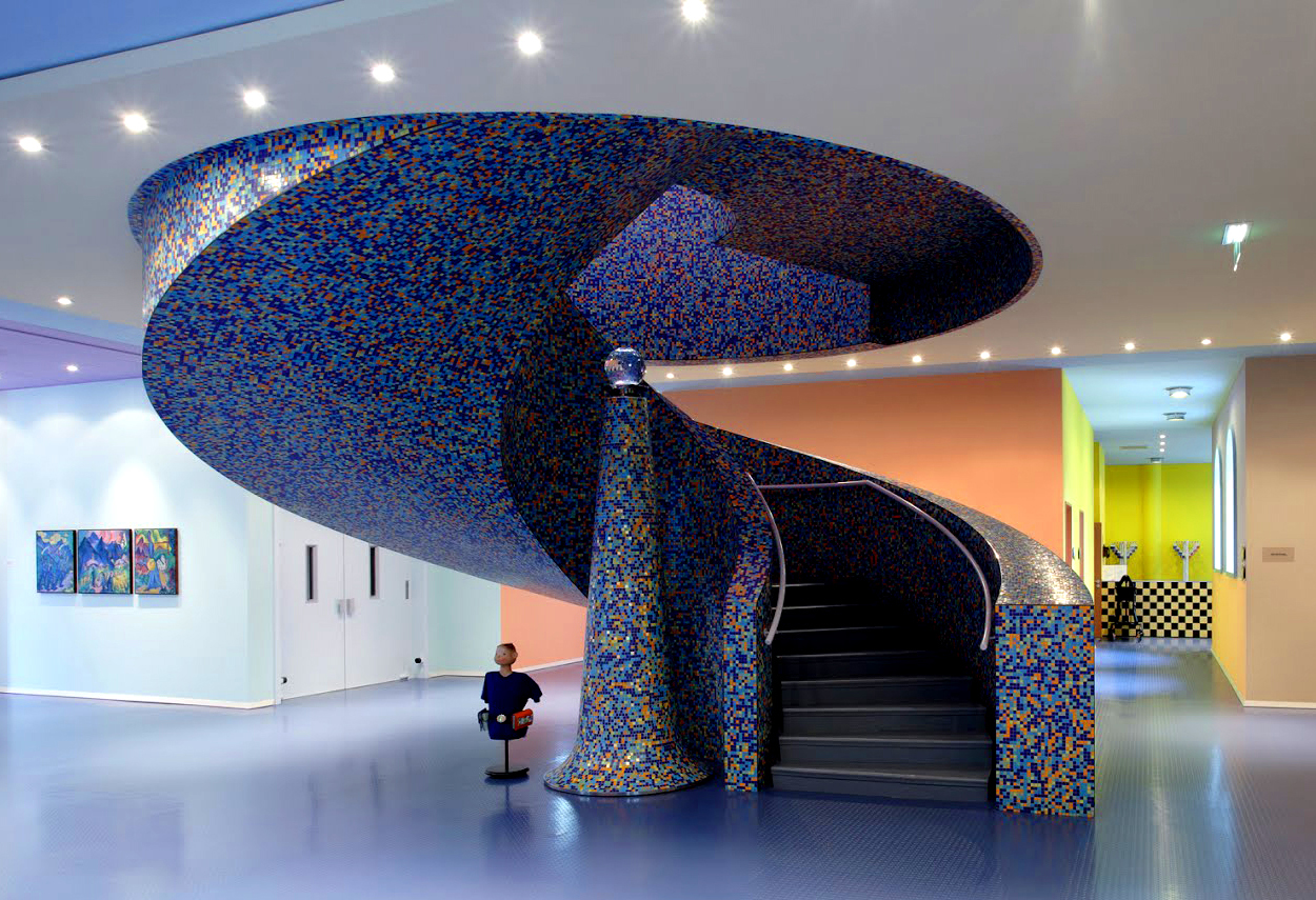 La scalinata all'interno del museo