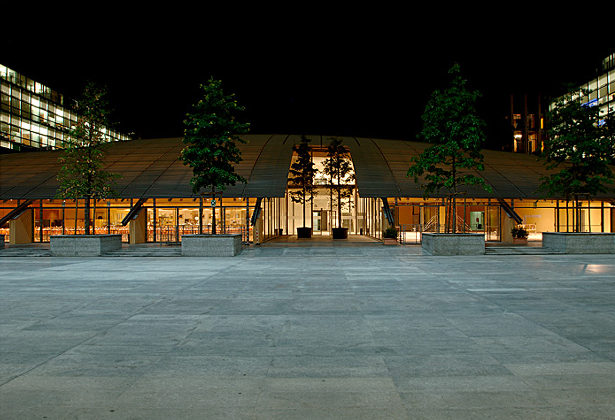 Vista esterna in notturna dell'edificio de Il Sole 24 Ore Seat