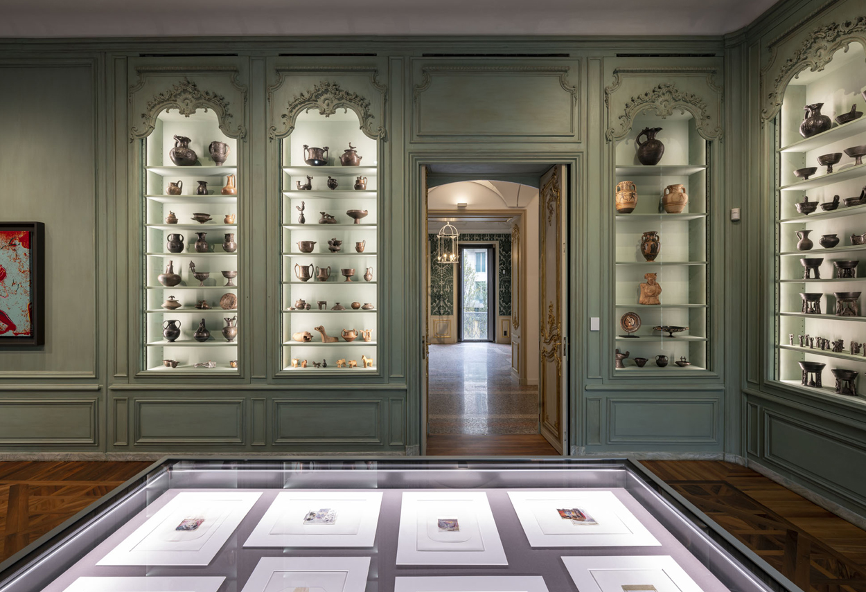 Le nicchie e le boiserie con l'illuminazione che mette in risalto i manufatti artistici