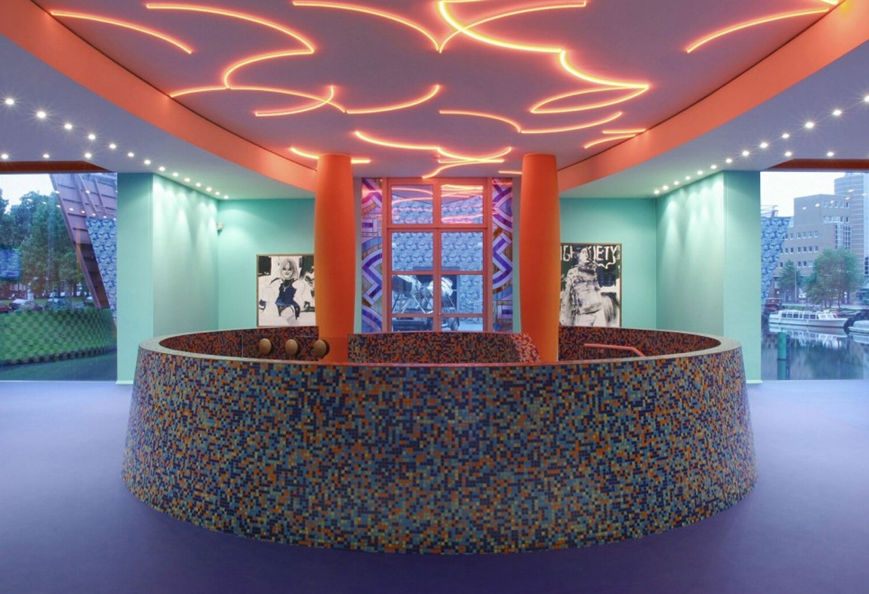 Gli interni del museo Groninger con i suoi colori sfarzosi