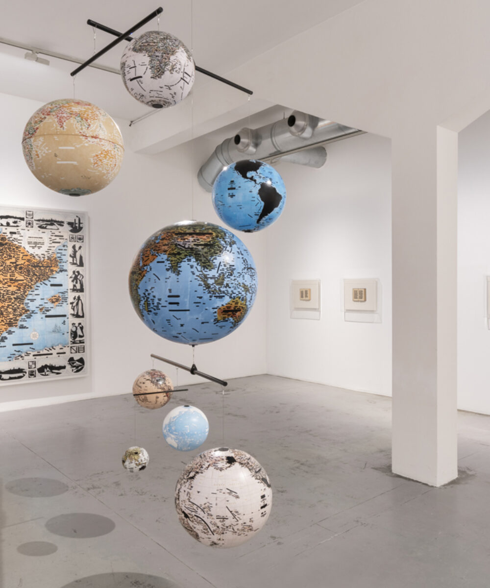 Sala espositiva della Gallery M77 con l'illuminazione delle opere