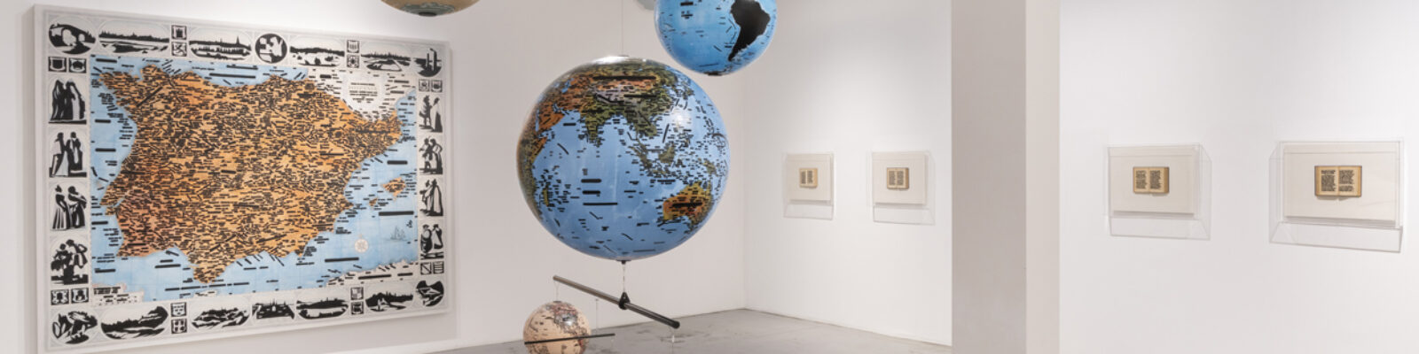 Sala espositiva della Gallery M77 con l'illuminazione delle opere