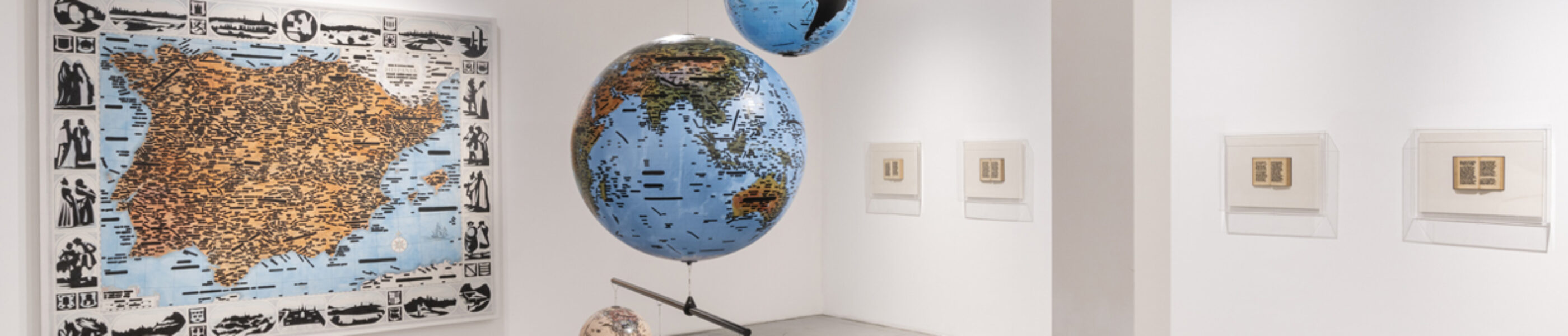 Sala espositiva della Gallery M77 con l'illuminazione delle opere