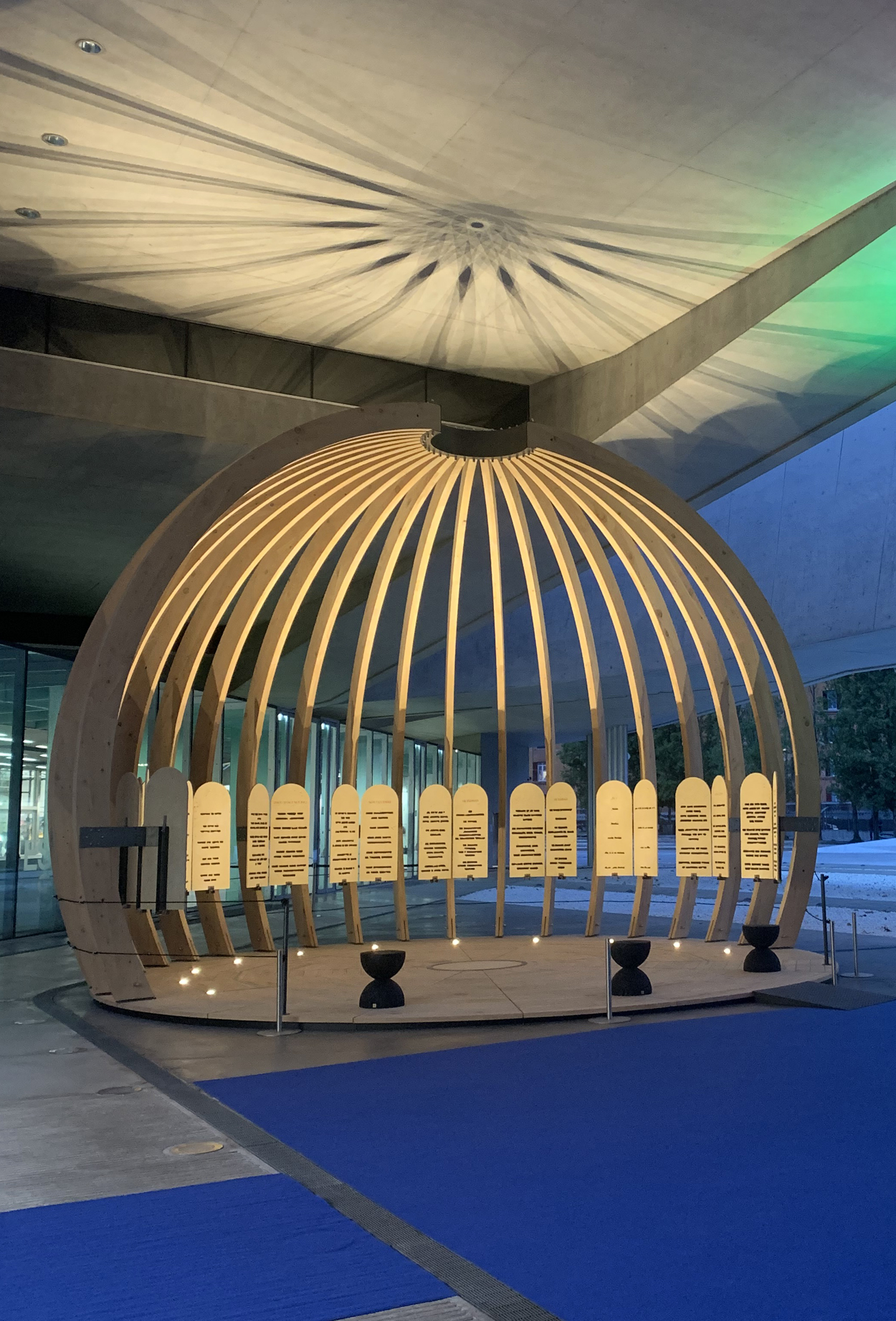 Vista esterna dell'installazione di Emilio Isgrò al MAXXI