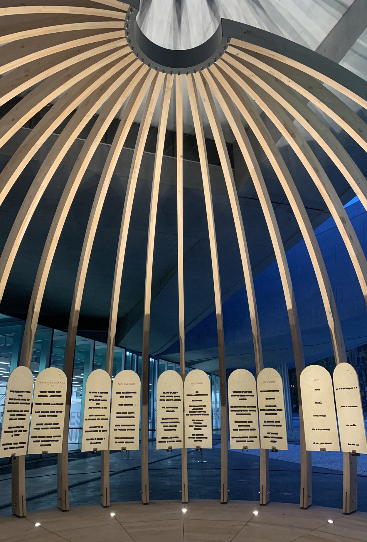 L'interno dell'installazione che contiene le opere di Emilio Isgrò